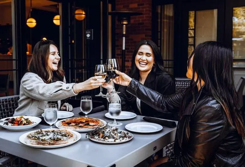 Отель Oak Bay Beach