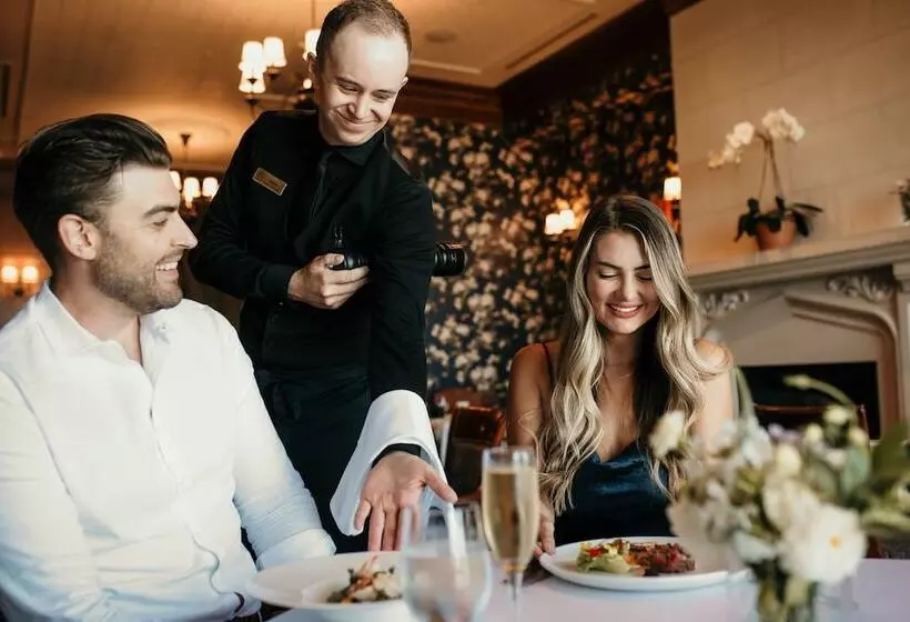 Отель Oak Bay Beach