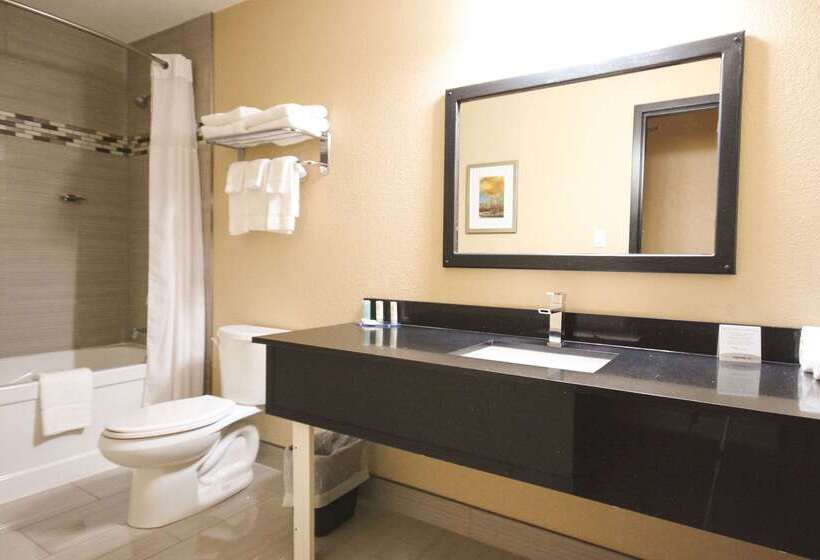 Отель Quality Inn