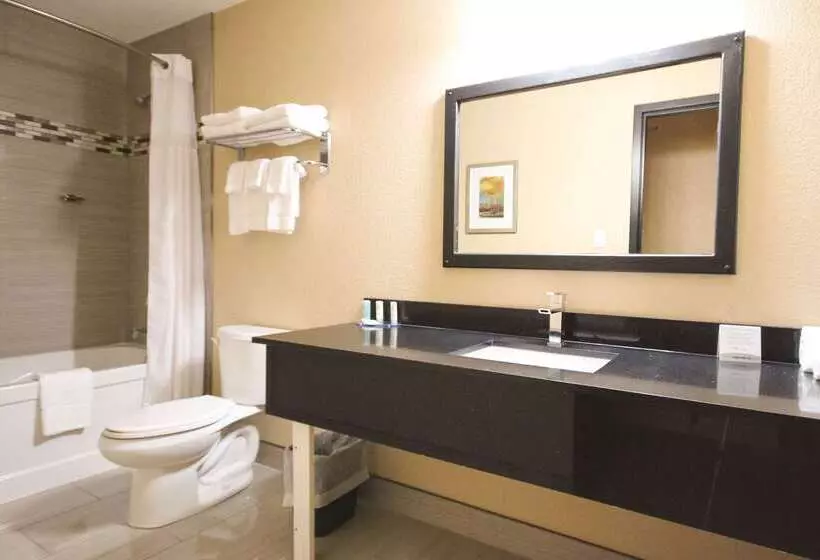 فندق Quality Inn