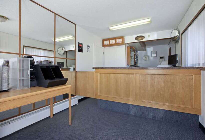 هتل Travelodge By Wyndham Moose Jaw