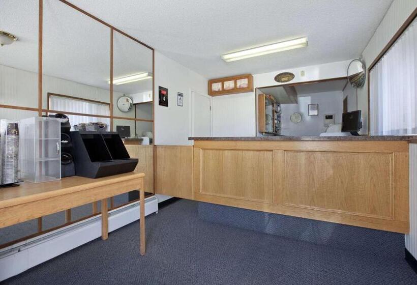 هتل Travelodge By Wyndham Moose Jaw