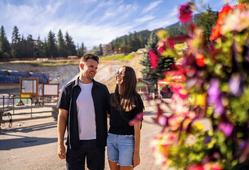 هتل Whistler Village Inn & Suites