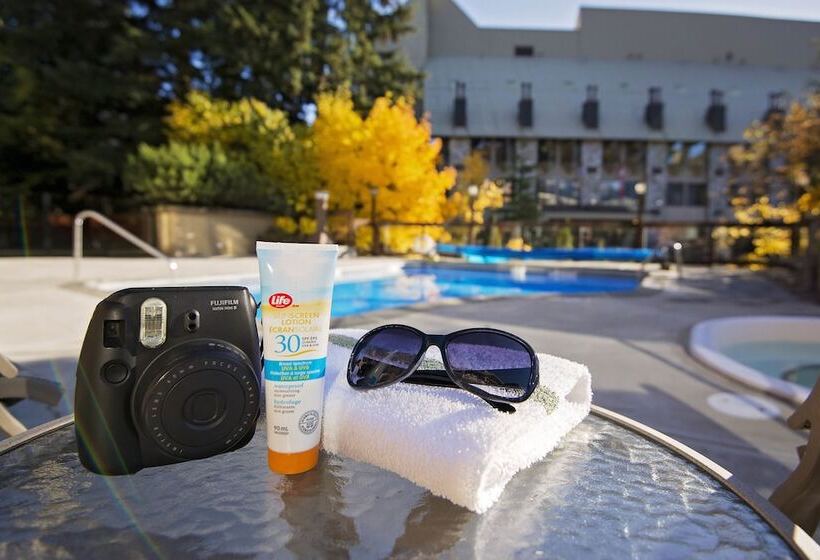 هتل Whistler Village Inn & Suites