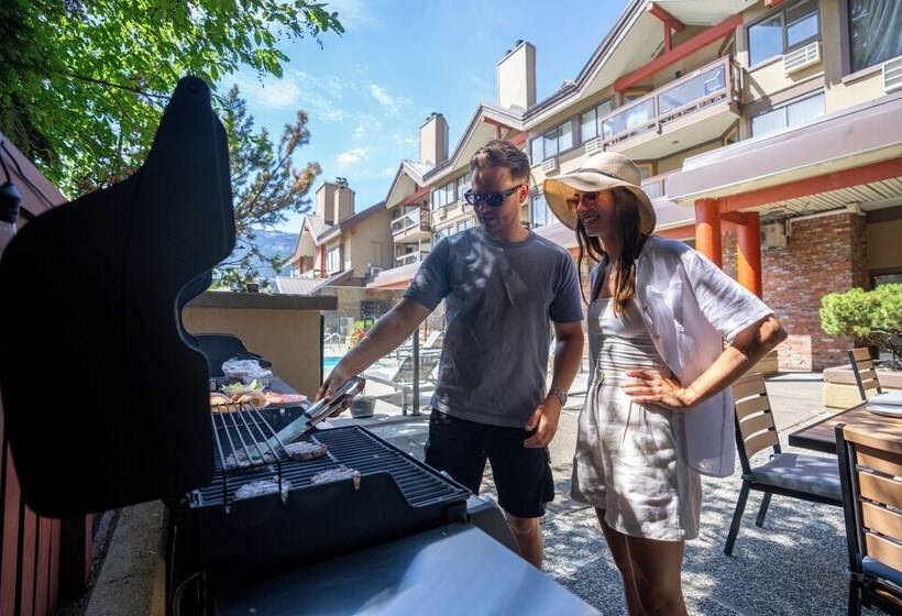 هتل Whistler Village Inn & Suites