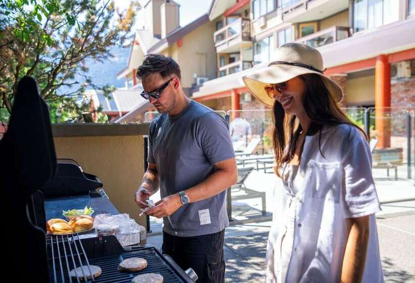 هتل Whistler Village Inn & Suites