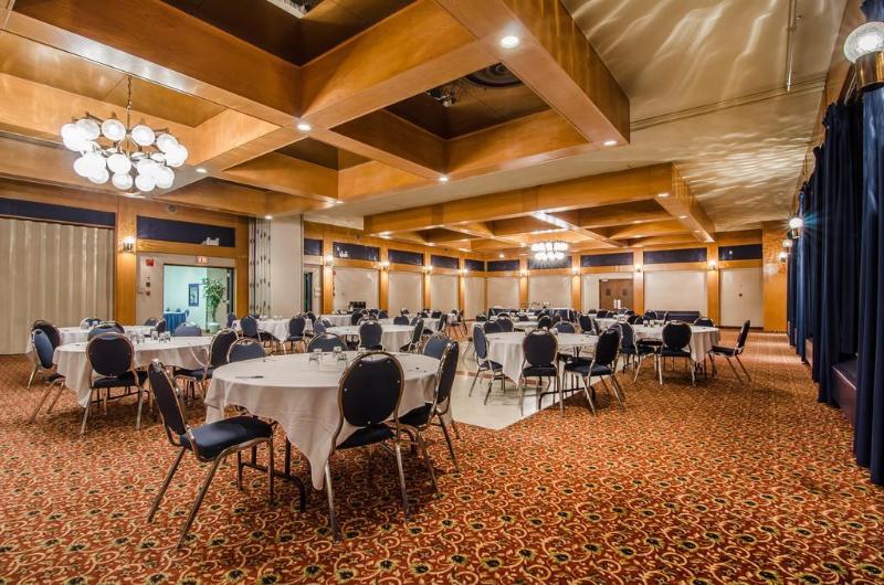 هتل Travelodge By Wyndham Prince Albert