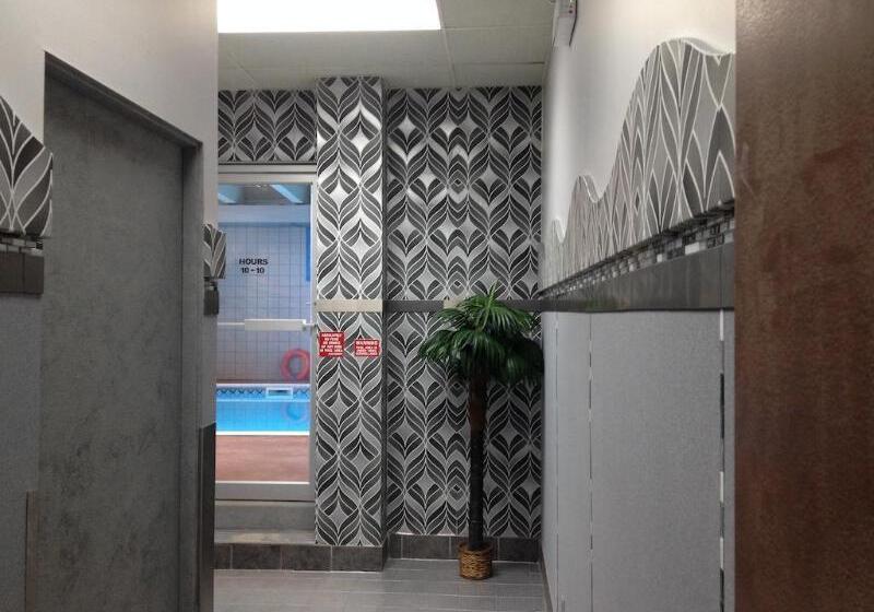 هتل Travelodge By Wyndham Prince Albert