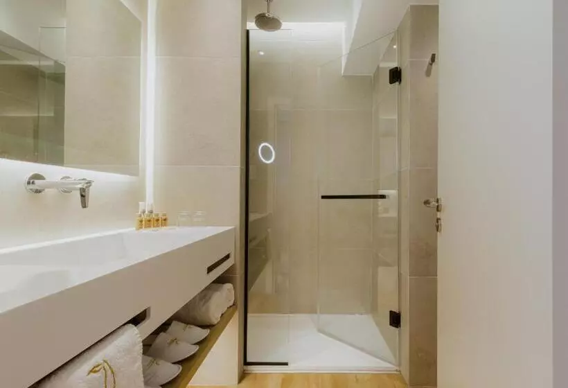 هتل Golden Coast Beach