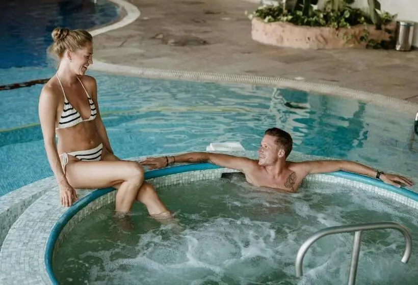 هتل Golden Coast Beach