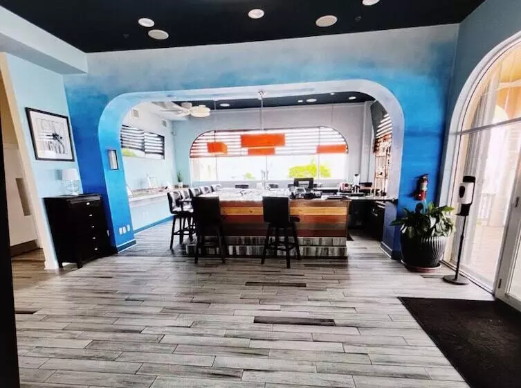 هتل Morritt S Tortuga Club