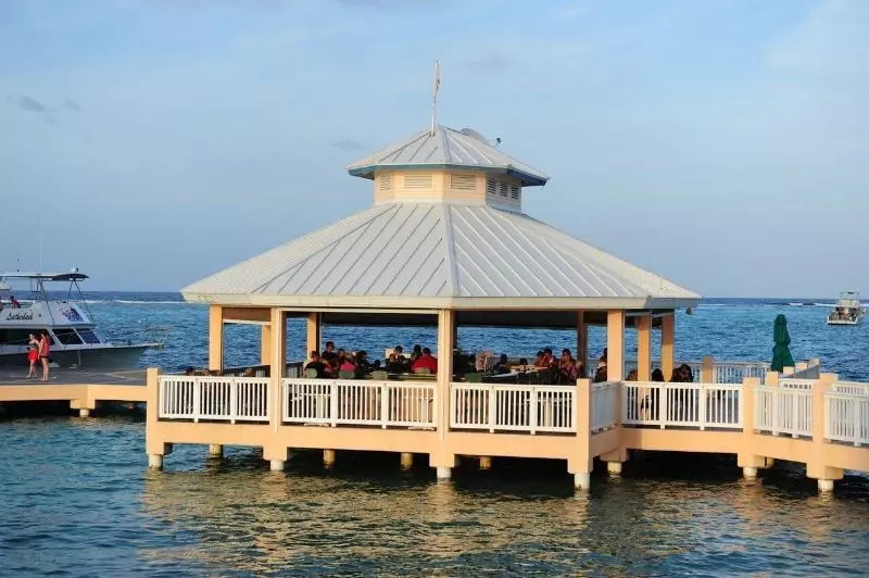 هتل Morritt S Tortuga Club