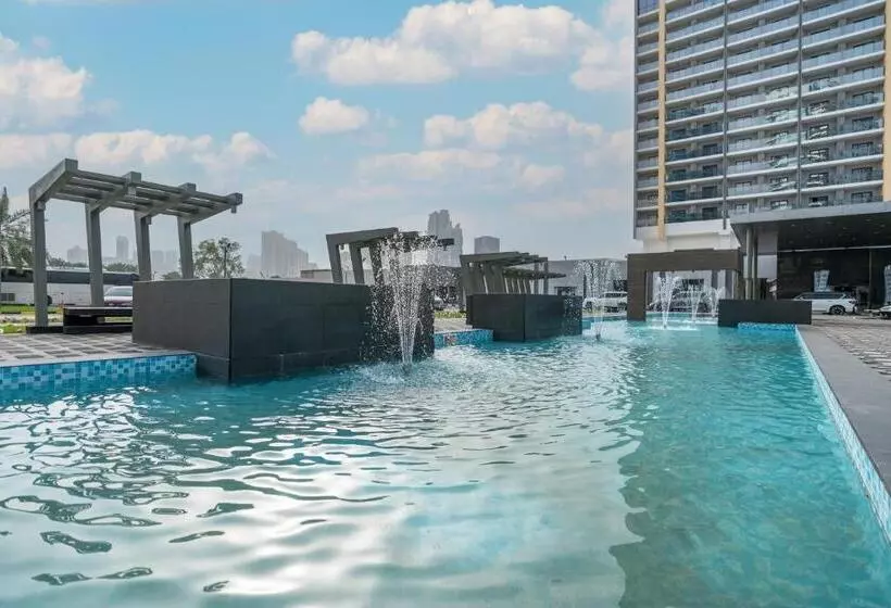 בית מלון כפרי Holiday International