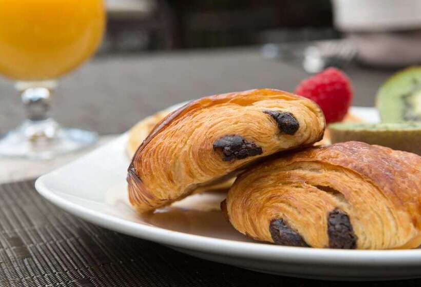 בית מלון כפרי Hôtel Aux Vieux Remparts, The Originals Relais