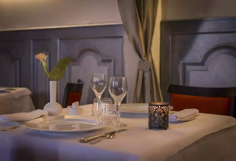 בית מלון כפרי Hôtel Aux Vieux Remparts, The Originals Relais