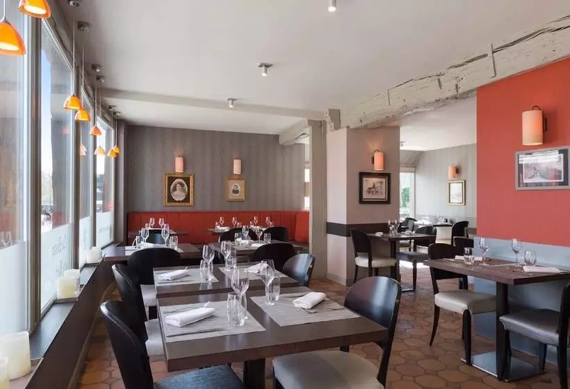 בית מלון כפרי Hôtel Aux Vieux Remparts, The Originals Relais