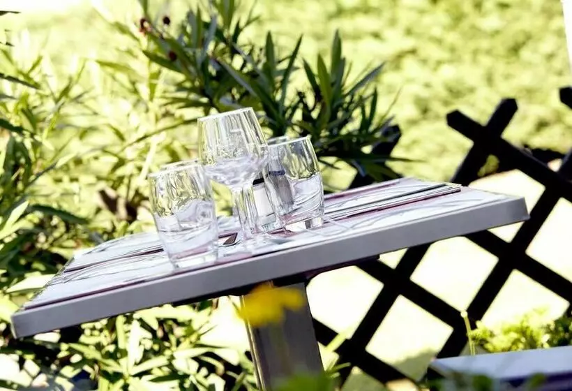 Отель Livry Gargan