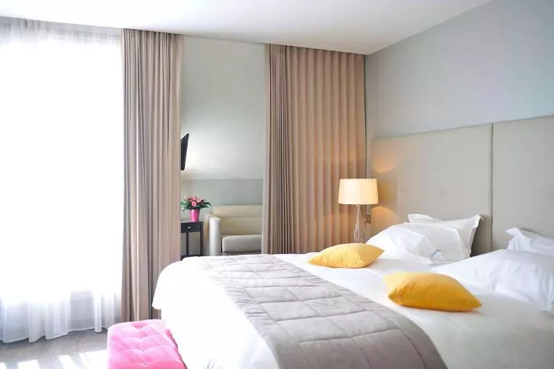 هتل De l'Universite