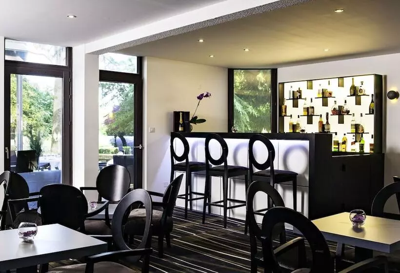 Отель Hôtel Restaurant Du Château De La Tour