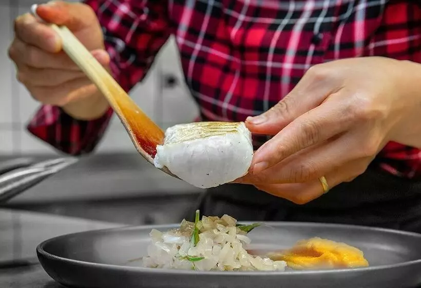 Отель Hôtel Restaurant Du Château De La Tour