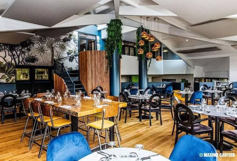 Отель Hôtel Restaurant Du Château De La Tour