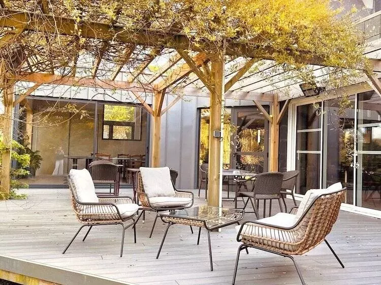 Отель Le Clos Du Pontic Logis Et Cit