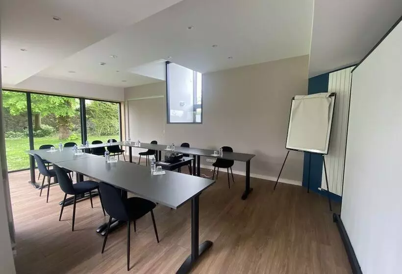 Отель Le Clos Du Pontic Logis Et Cit