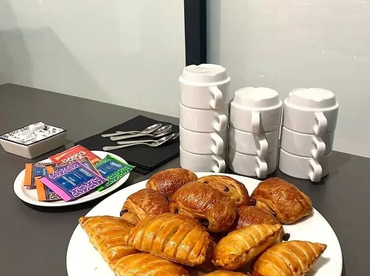 Отель Le Clos Du Pontic Logis Et Cit