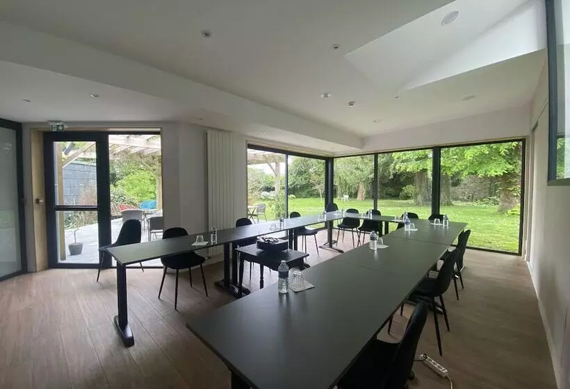 Отель Le Clos Du Pontic Logis Et Cit