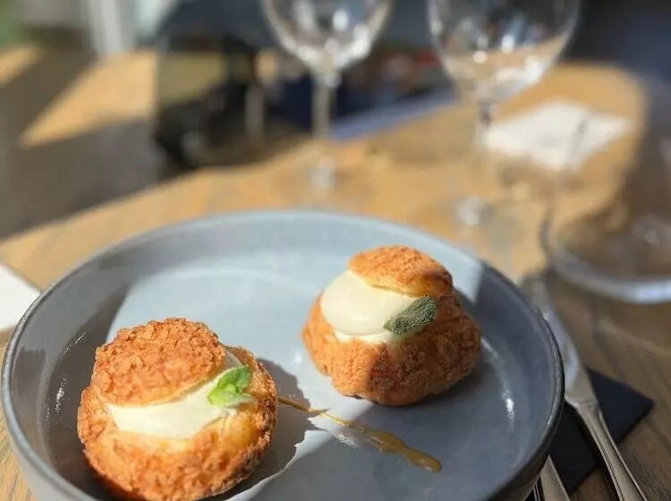 Отель Le Clos Du Pontic Logis Et Cit