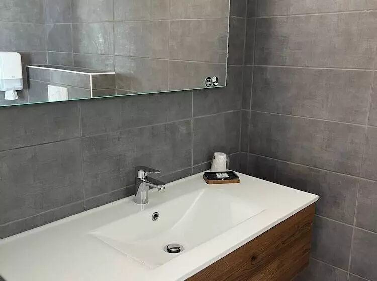 Отель Le Clos Du Pontic Logis Et Cit