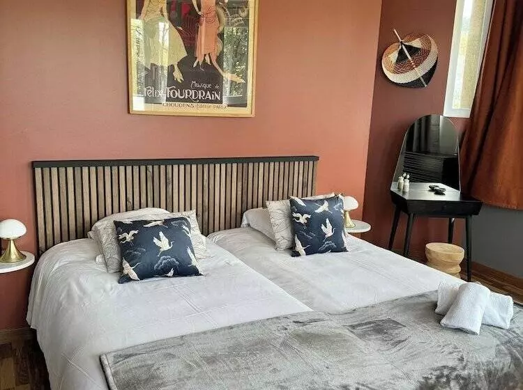 Отель Le Clos Du Pontic Logis Et Cit