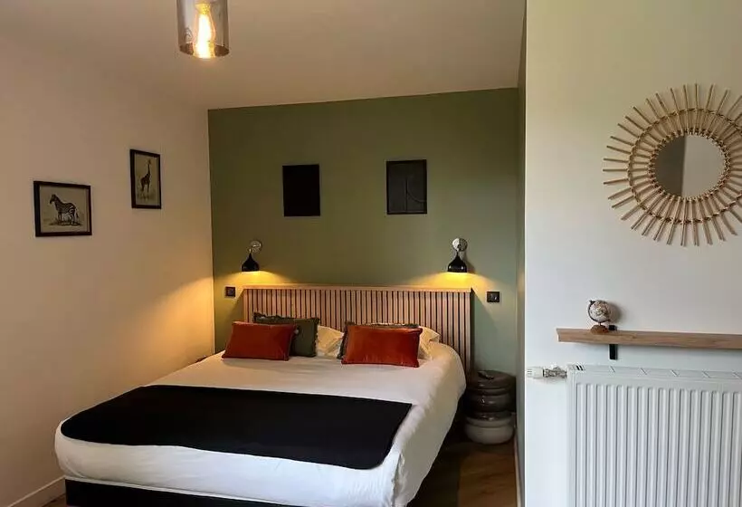 Отель Le Clos Du Pontic Logis Et Cit