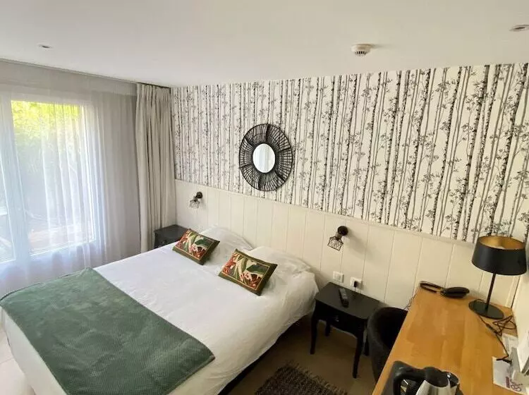 Отель Le Clos Du Pontic Logis Et Cit