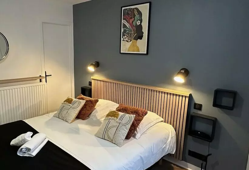 Отель Le Clos Du Pontic Logis Et Cit