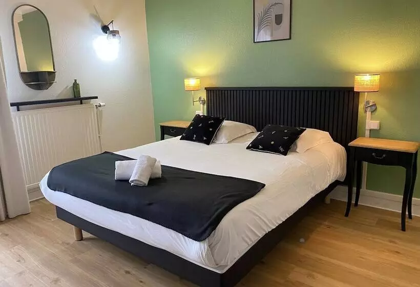 Отель Le Clos Du Pontic Logis Et Cit