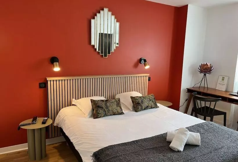 Отель Le Clos Du Pontic Logis Et Cit