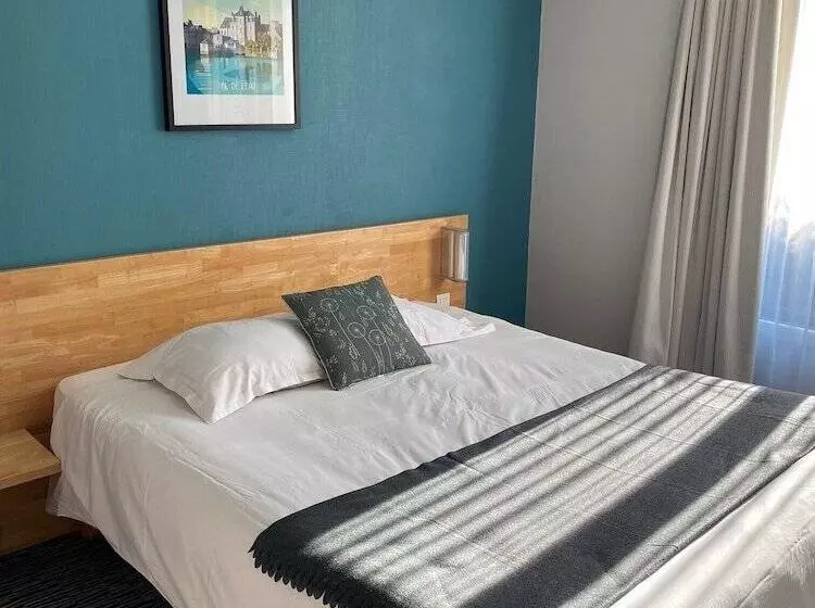 Отель Le Clos Du Pontic Logis Et Cit