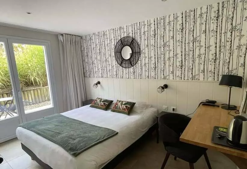 Отель Le Clos Du Pontic Logis Et Cit