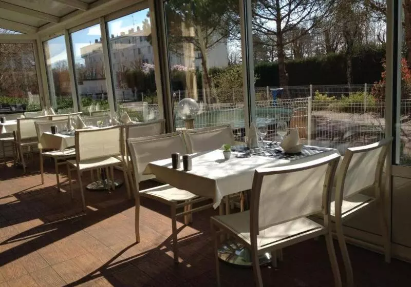 호텔 Logis Les Charmilles Chalonsursaone Sud