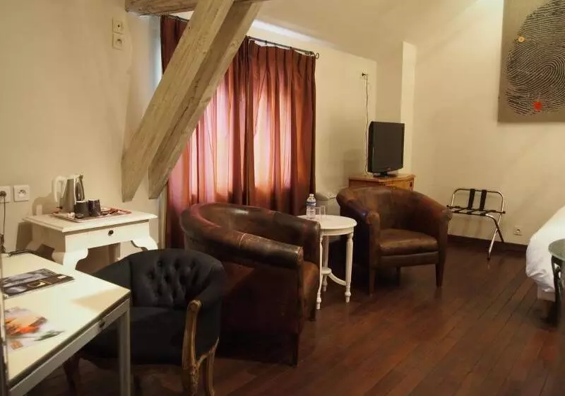 ホテル Logis Hôtel Les Pages