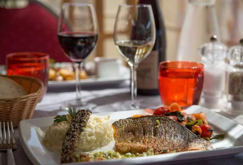 هتل The Originals City, Hôtel Le Boeuf Rouge, Saintjunien