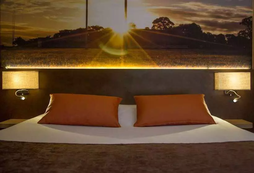 هتل The Originals City, Hôtel Le Boeuf Rouge, Saintjunien