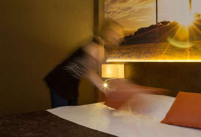 ホテル The Originals City, Hôtel Le Boeuf Rouge, Saintjunien