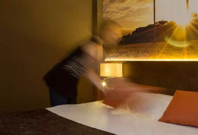 هتل The Originals City, Hôtel Le Boeuf Rouge, Saintjunien