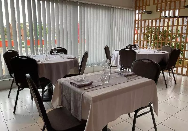 هتل The Originals City, Hôtel Le Boeuf Rouge, Saintjunien