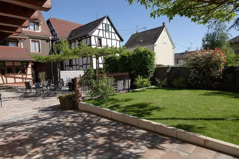 Отель Hôtel Restaurant La Charrue