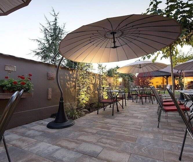 Отель Hôtel Restaurant La Charrue