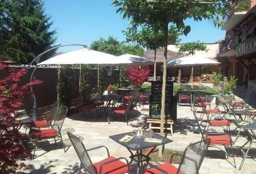 Отель Hôtel Restaurant La Charrue