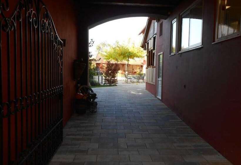 Отель Hôtel Restaurant La Charrue